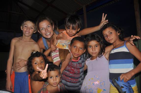 Festa com as crianças no Bar do Martins, na Ilha de Lençóis, nas Reentrâncias Maranhenses - MA
